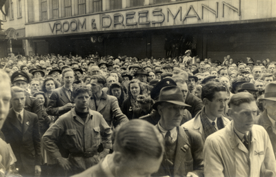 97607 Afbeelding van de toehoorders op de Stadhuisbrug te Utrecht bij de toespraak van burgemeester mr.dr. G.A.W. ter ...